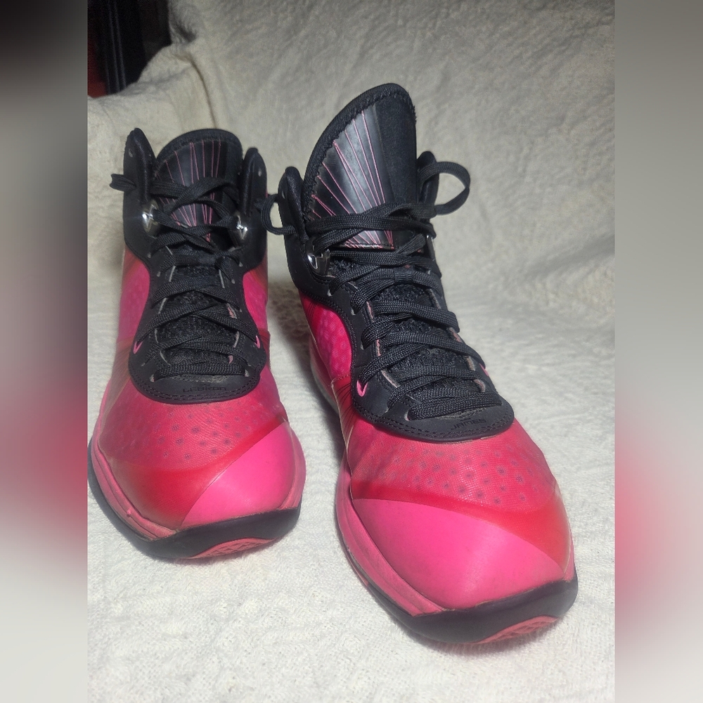 Nike LeBron 8 V2 Spark Solar Red Pink GS Size 7Y 2010 431888 601